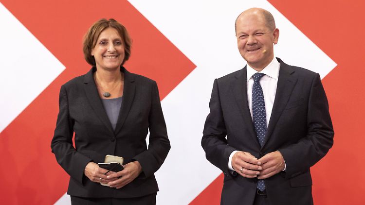 Britta Ernst und Olaf Scholz sind seit 1998 verheiratet, in der Öffentlichkeit hielten sie stets eine professionelle Distanz.