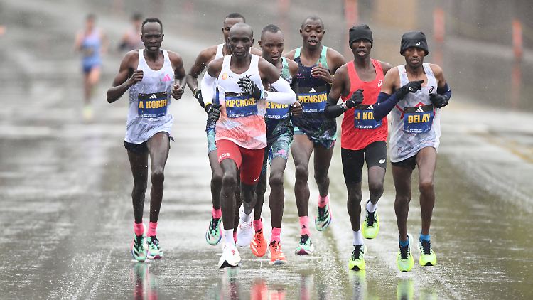Kipchoge (2.v.l.) lief in Boston "nur" auf Rang sechs.