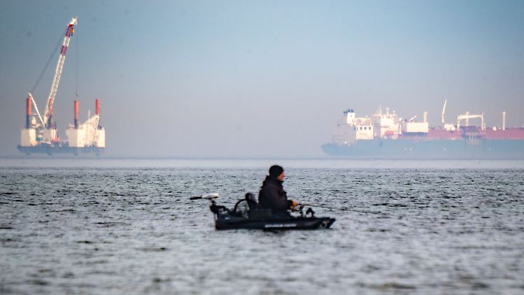 Die Offshore-Arbeitsplattform "JB119" (links) soll das geplante LNG-Terminal vor Rügen errichten helfen. Dabei sollen nun Rohre von Nord Stream 2 zum Einsatz kommen.