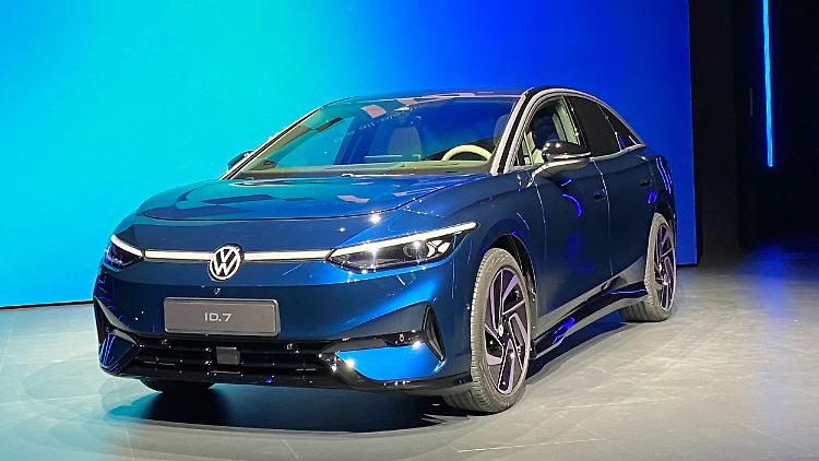 Von vorn gibt der neue ID.7 den typischen Elektro-Volkswagen. Das LED-Leuchtband zwischen den Scheinwerfern ist mittlerweile ein ebenso bekannter Kniff.