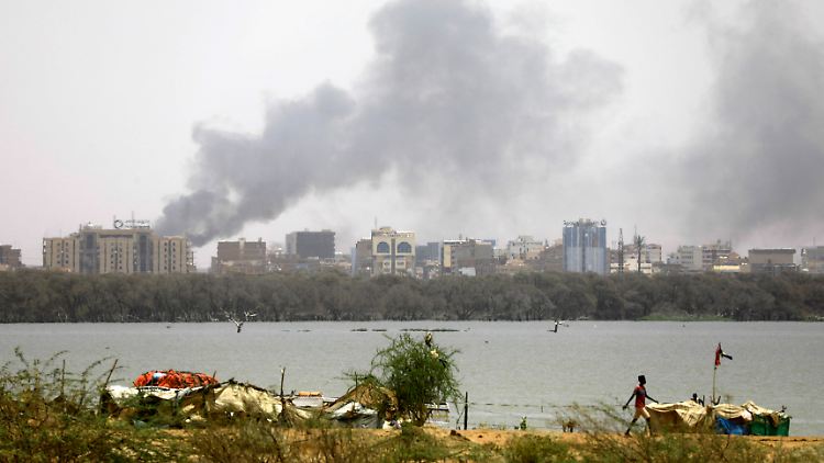 Rauch über Khartum. Seit dem Wochenende gibt es im Sudan schwere Gefechte zwischen der Armee und den RSF.