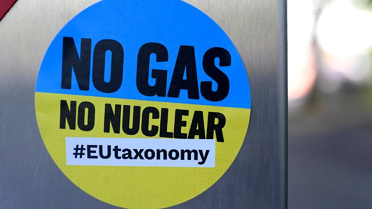 Mit dem Nachhaltigkeitslabel für Gas und Atomkraft verkaufe die EU das Problem als Lösung, sagt Greenpeace.