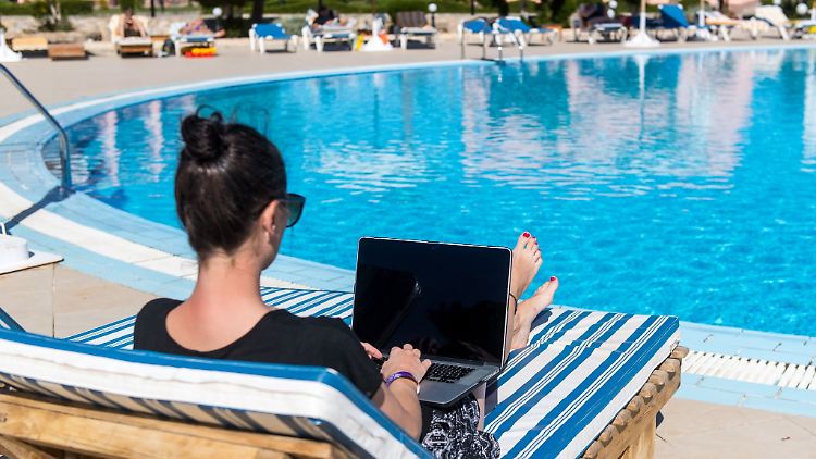 Arbeiten an Urlaubsorten: Das geht bei Workations. Wer sie plant, sollte sich vorab allerdings gut informieren.