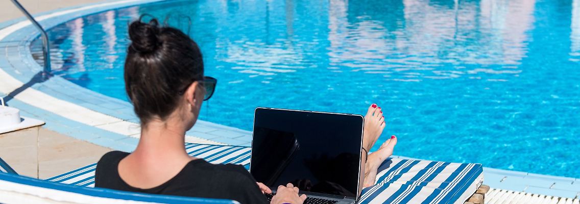 Arbeiten an Urlaubsorten: Das geht bei Workations. Wer sie plant, sollte sich vorab allerdings gut informieren.
