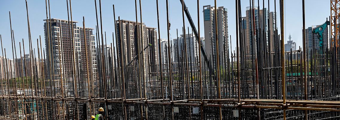 2023-04-18T040824Z_105405828_RC2QG0AXKRBN_RTRMADP_3_CHINA-ECONOMY-GDP.JPG