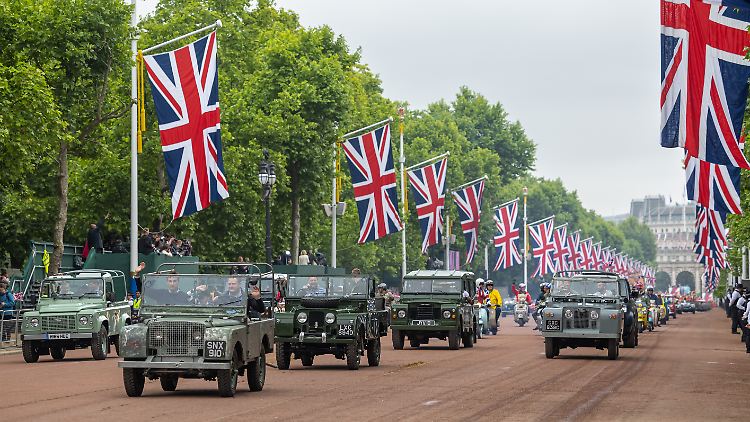 Bei der Platinjubiläums-Parade zu Ehren von Queen Elizabeth II. fuhren 2022 auch Land Rover aller Jahrgänge mit.