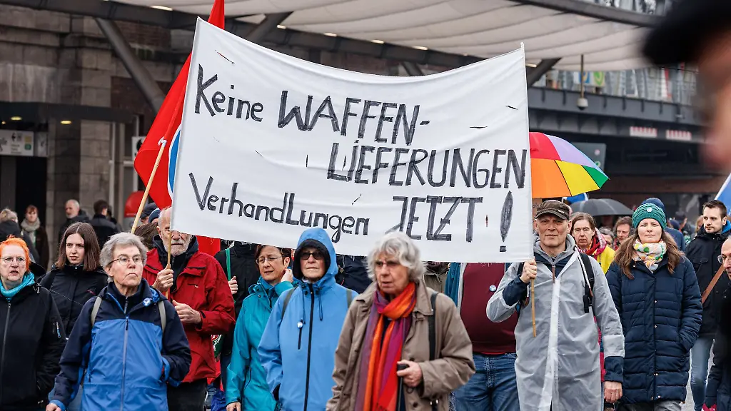 Menschen-nehmen-am-Hamburger-Ostermarsch-teil
