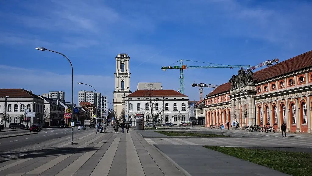Der-wiederaufgebaute-Turm-der-Garnisonkirche-in-der-Breiten-Strasse-in-Potsdam-und-das-Filmmuseum-im-Stadtzentrum