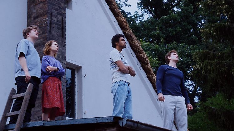 Leon (Thomas Schubert), Nadja (Paula Beer), Felix (Langston Uibel) und David (Enno Trebs, v.l.) beobachten vom Dach aus den sich rot färbenden Himmel.