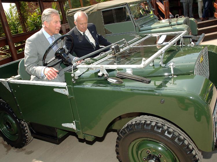 Zum 60. Geburtstag des Geländewagens im Jahr 2008 durfte King Charles III., damals Prince of Wales, ans Steuer.
