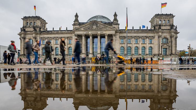 Der Bundestag im Reichstagsgebäude soll kleiner werden. Die Grünen wollen bei der Reform nun aber nachbessern.