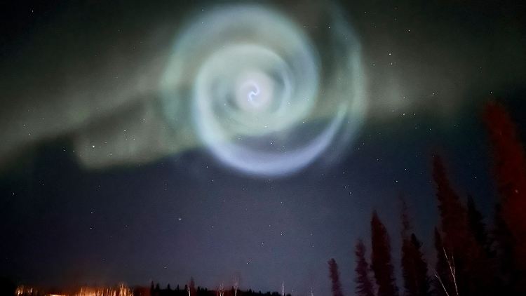 Inmitten eines Polarlichts tauchte am vergangenen Samstag die bläuliche Spirale am Himmel über Alaska auf.