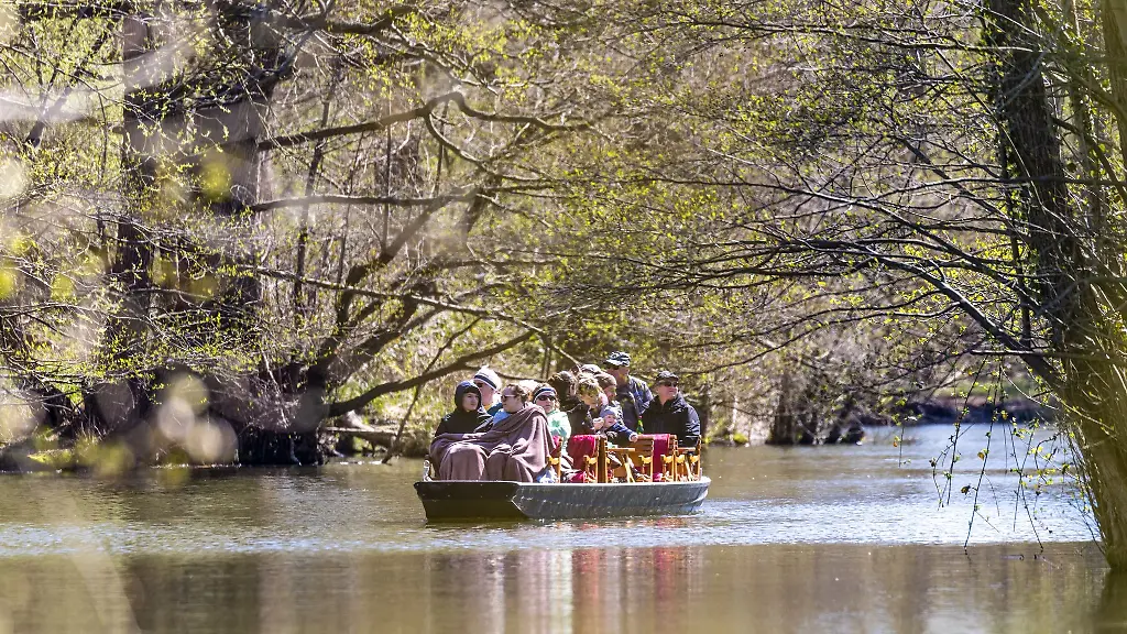 Auf-der-Spree-in-Luebben-faehrt-ein-Kahn-Traditionell-am-Osterwochenende-wird-in-Luebben-der-Start-in-den-Fruehling-gefeiert