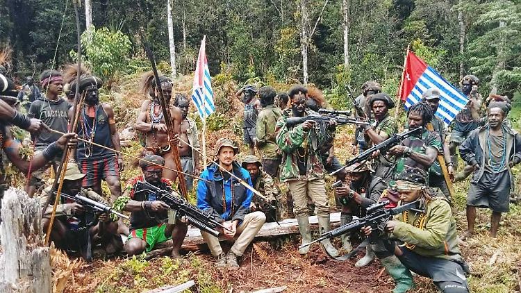 Der neuseeländische Pilot Philip Mehrtens umzingelt von bewaffneten Kämpfern der West Papua National Liberation Army (TPNPB)