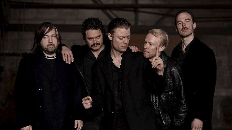 Björn Dixgård (M.) und Daniel Haglund (r.) von Mando Diao waren dieses Mal ohne ihre Bandkollegen in Berlin unterwegs.