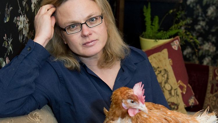 Karen Duve mit dem von ihr geretteten Huhn Rudi.