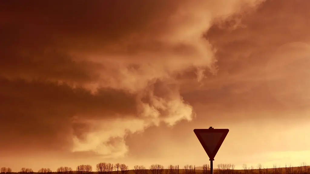 Eine-Schlechtwetterfront-zieht-bei-tief-stehender-Sonne-ueber-den-Harz-hinweg