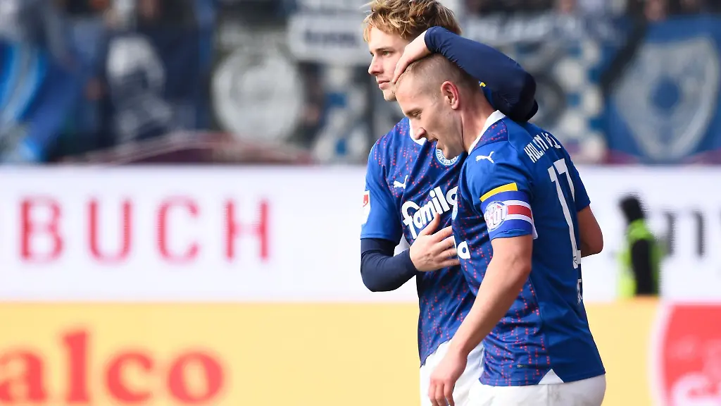 Der-Kieler-Finn-Porath-l-r-beglueckwuenscht-Lewis-Holtby