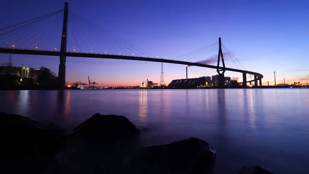 Blick-auf-die-Koehlbrandbruecke-im-Abendlicht