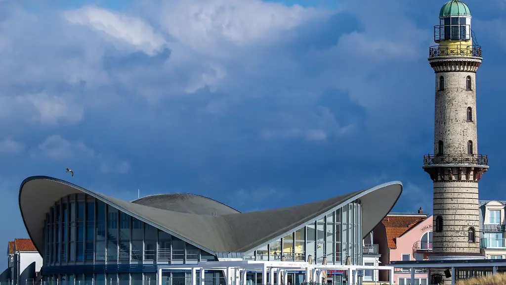 Am-Ostseestrand-in-Warnemuende-steht-der-historische-Leuchtturm