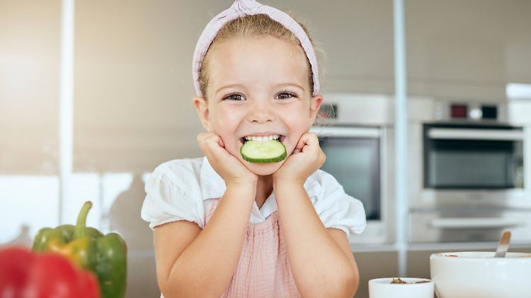 Kinder greifen öfter zu Obst und Gemüse, wenn dieses mundgerecht geschnitten ist und wenn sie mehr Zeit bei den Mahlzeiten haben. 