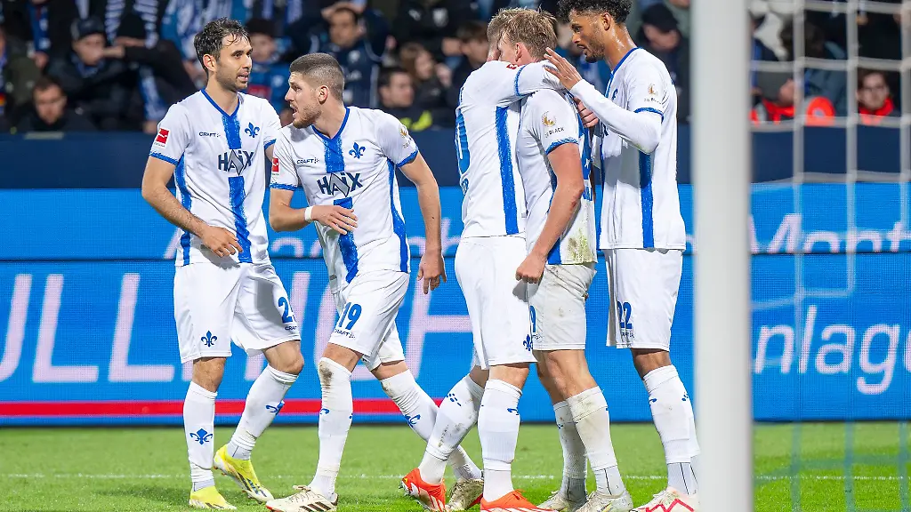 Die-Darmstaedter-Spieler-jubeln-nach-dem-Tor-von-Oscar-Vilhelmsson-2-v-r