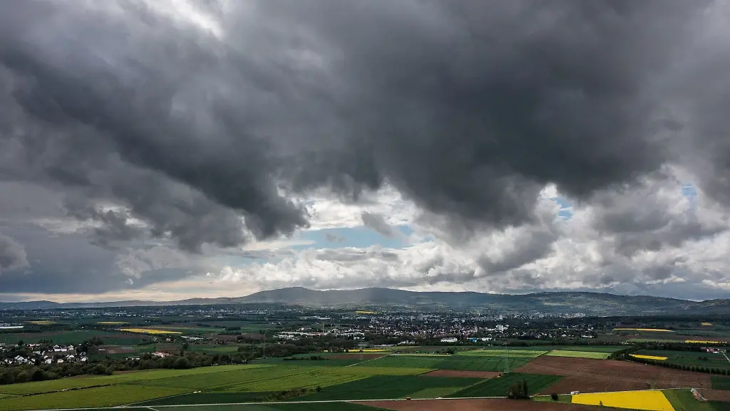 Dunkle-Gewitterwolken-ziehen-ueber-den-Feldberg-und-den-Taunus-hinweg