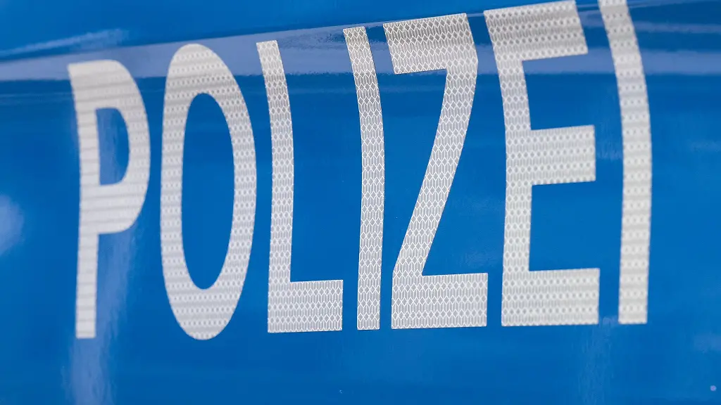 Der-Schriftzug-Polizei-ist-auf-einem-Streifenwagen-zu-lesen