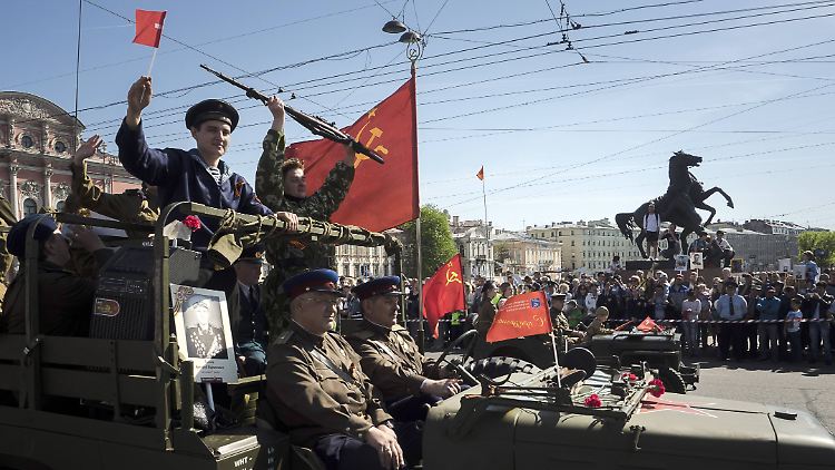 Menschen in Russland beim Gedenkmarsch "Unsterbliches Regiment".