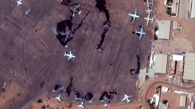 Ein Satellitenbild zeigt zerstörte Flugzeuge auf dem internationalen Flughafen von Khartum.