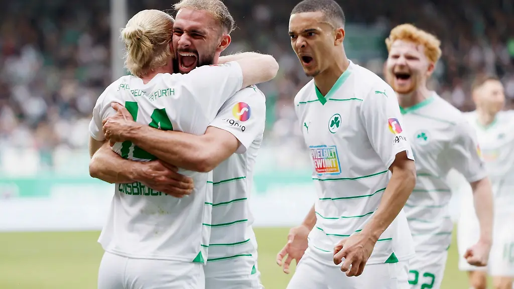 Torschuetze-Jomaine-Consbruch-SpVgg-Greuther-Fuerth-14-jubelt-mit-den-anderen-Spielern