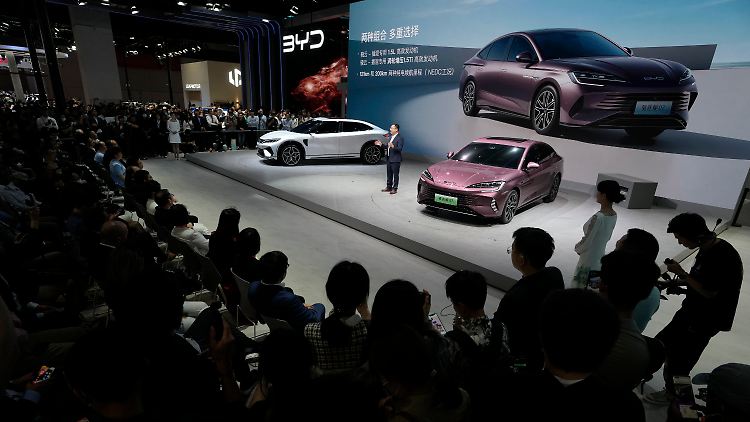 BYD zeigt seine neuesten Modelle bei der Automesse in Shanghai, die am Dienstag startete.