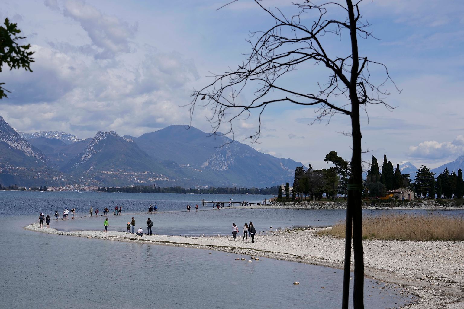 Dass Menschen zu Fuß über den Gardasee laufen, ist in Norditalien derzeit kein ungewöhnliches Bild mehr. Das größte Binnengewässer Italiens ...