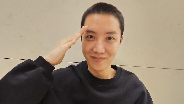 Meldet sich mit kahlgeschorenem Kopf zum Dienst: BTS-Star J-Hope.