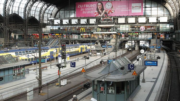 Bereits Ende März ging für viele Reisende im Nah- und Fernverkehr gar nichts mehr.