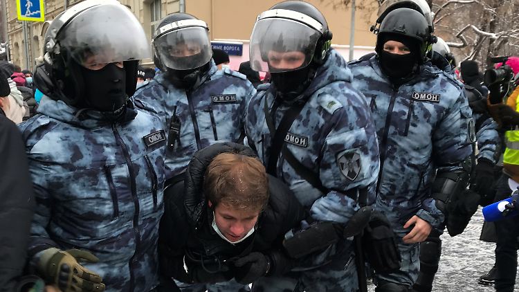 Oppositionellen, die in Russland auf die Straße gehen, könnten künftig deutlich längere Haftstrafen drohen.