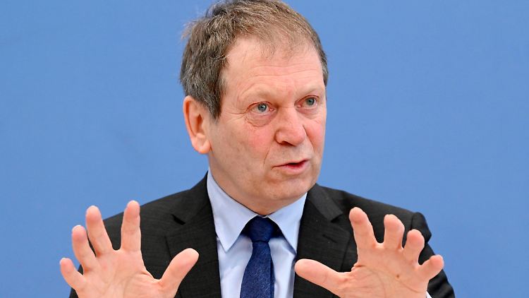 Hans-Martin Henning ist Vorsitzender des von der Bundesregierung berufenen Klima-Expertenrats. Er hat einen Lehrstuhl für Solare Energiesysteme an der Albert-Ludwigs-Universität Freiburg und ist Co-Leiter des Fraunhofer-Instituts für Solare Energiesysteme.
