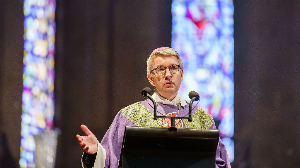 Peter-Kohlgraf-Bischof-von-Mainz-haelt-eine-Predigt-im-Mainzer-Dom