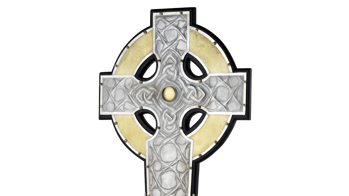 Das Kreuz besteht aus recycelten Silberbarren.