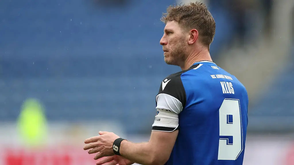 Bielefelds-Fabian-Klos-steht-auf-dem-Spielfeld