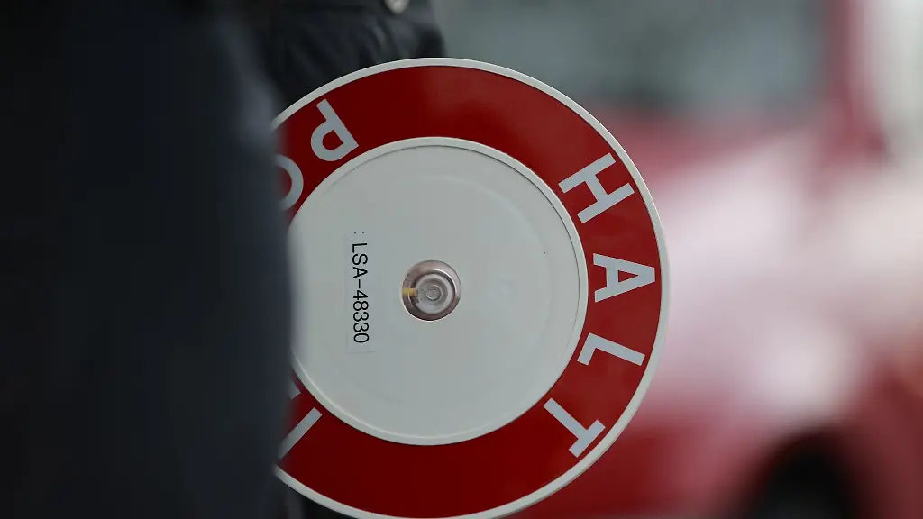 Blick-auf-eine-Handkelle-der-Polizei