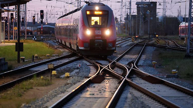 "Wir setzen ein deutliches Zeichen, dass wir nicht die Fahrgäste, sondern die Unternehmen treffen wollen", teilt die EVG mit. 