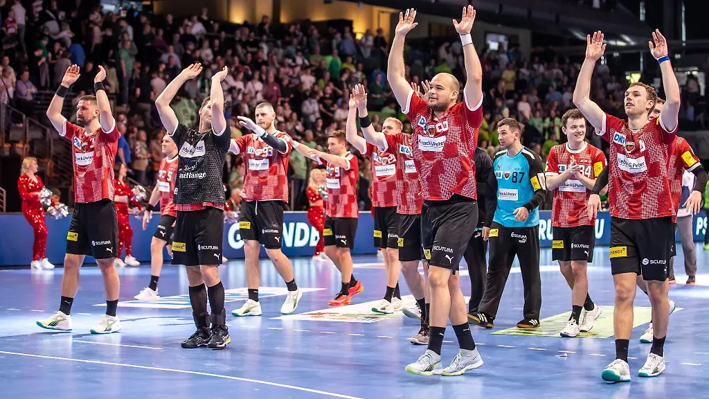 Spieler-der-Fuechse-Berlin-bedanken-sich-nach-dem-Spiel-bei-den-Zuschauern