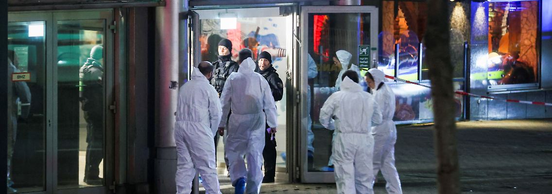 Ein forensisches Team am Duisburger Fitnessstudio.