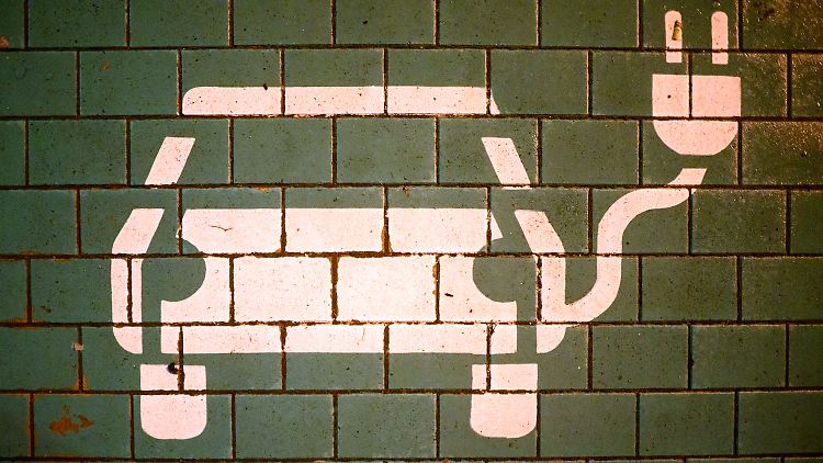 Reserviert für Autos mit Ladekabel: Deutschland hinkt bei der E-Mobilität Norwegen hinterher.