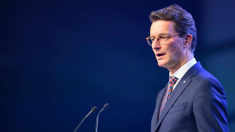 "Das darf nicht passieren", sagte Henrik Wüst zu den verschobenen Abiturprüfungen in NRW. 