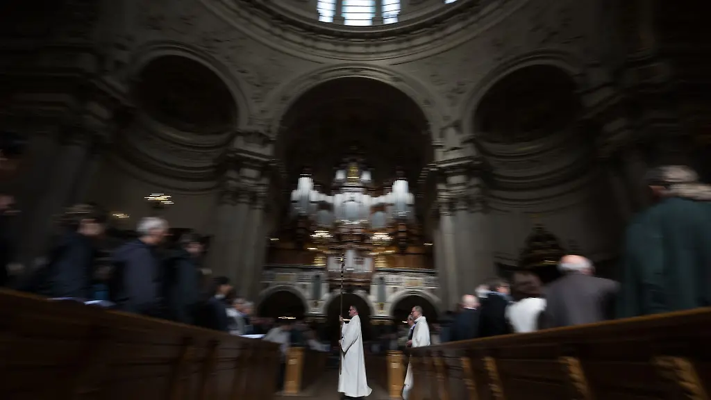 Auszug-nach-dem-Gottesdienst-zum-Ostersonntag-im-Berliner-Dom
