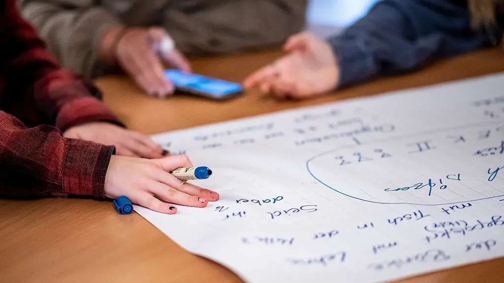 Eine-Schuelerin-einer-Sekundarschule-mit-gymnasialer-Oberstufe-schreibt-bei-einem-Workshop