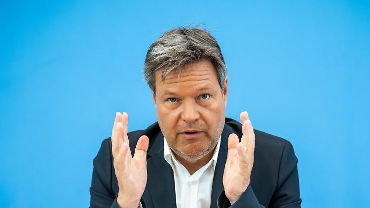 Die Grundförderung für den Heizungstausch beträgt 30 Prozent der Kosten, ohne Einkommensprüfung, erläutert Wirtschaftsminister Habeck. 