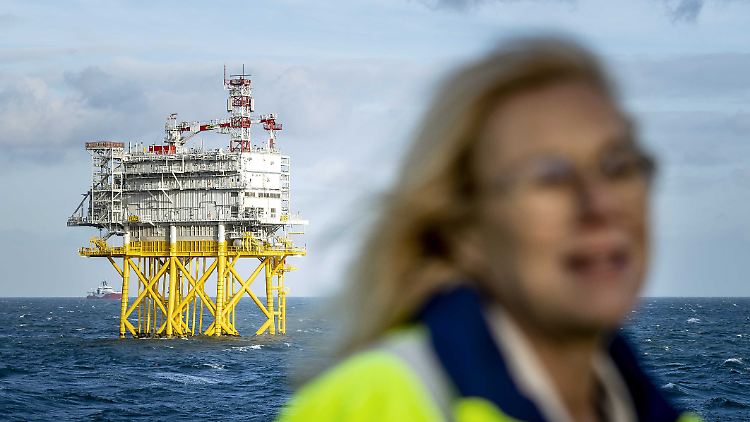 Die niederländische Finanzministerin Sigrid Kaag zu Besuch bei der Energieplattform Windpark Hollandse Kust Zuid. Auf der Plattform wird aus Wind und Sonne Strom erzeugt, der an Land zur Erzeugung von Wasserstoff genutzt wird